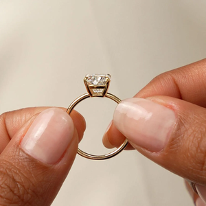 Anillo de compromiso con diamante talla cojín en oro amarillo con engaste de puntas, joyería fina clásica para mujer - Product Image 4