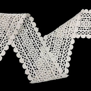 Encaje Bordado de Poliéster Blanco al por Mayor para Vestidos, Saris, Kurtis y Manualidades - Product Image 1