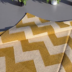 Alfombra Abstracta Tejida a Mano de Lana, Amarilla y Blanca |   Alfombra Moderna para Decoración del Hogar, Ecológica y Apta para Mascotas, de Tejido Plano - Product Image 4