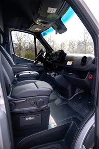 Fourgonnette utilitaire haute performance de style 3500XD, modèle 2024, propre et d'occasion - Product Image 4