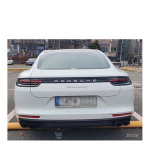 Porsche Panamera 3.0 AWD 2020 con Volante a la Izquierda, Asientos de Cuero, Cámara Trasera, Solo 92,500 km - Product Image 4