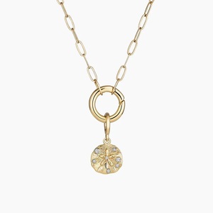 Collier à pendentif diamant en forme de pièce de monnaie de mer festonnée avec chaîne trombone - Product Image 1
