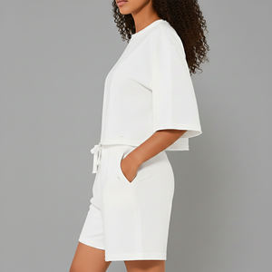 Ensemble court 2 pièces personnalisé pour femme en 100 % coton, avec logo sérigraphié, coupe oversize et épaules tombantes - Product Image 5