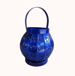 Lanterne à bougie en métal bleu en forme de cage à oiseaux, avec dessus en dôme, poignée annulaire, structure en fil de fer, centre de table décoratif en fer - Product Image 4