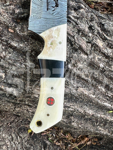 Cuchillo de caza OEM Wirecut de acero de Damasco, tipo Skinner, con mango de hueso, hoja fija, para camping, actividades al aire libre y EDC, con funda de cuero. - Product Image 5