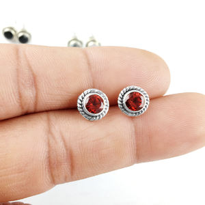 Pendientes redondos de plata de ley 925 con granate natural – Joyería artesanal con piedras preciosas - Product Image 2