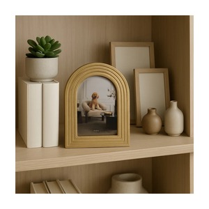 Cadre photo minimaliste en bois arqué, à poser sur table, orientation horizontale, accent décoratif pour la maison - Product Image 5
