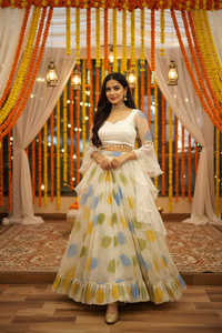 Conjunto de Lehenga de Organza Pintada a Mano en Color Blanco Hueso, Conjunto de Lehenga de Organza Pintada a Mano Especial para Bodas, Lehenga Exclusiva con Vuelo Completo - Product Image 3