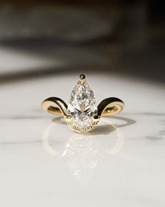 แหวนเพชรทรงลูกแพร์เพาะเลี้ยงในห้องปฏิบัติการ ทองคำขาว 14k แหวนวงโค้งเรียบง่าย แหวนหมั้น/แหวนสัญญา สไตล์โมเดิร์น - Product Image 2