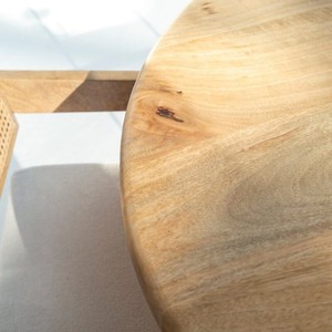 Table à manger ronde en bois Vandana Aureo Radiant Harmony avec design de pieds croisés en rotin - Product Image 2