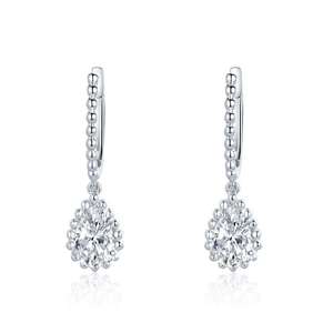 Aros colgantes con diamantes cultivados en laboratorio, talla pera esculpida, en oro, diseñados para mujeres, con movimiento fluido, brillo luminoso y estilo haute couture. - Product Image 2