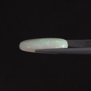 โอปอลสีขาวธรรมชาติแบบขายส่ง น้ำหนัก 9.01 กะรัต รูปทรงคุชชั่น ขนาด 18x13 มม. ได้รับการรับรองจาก IGI ขัดเงาด้วยมือ ลงแว็กซ์/น้ำมัน ขนาดเล็ก 5 มม. - Product Image 2