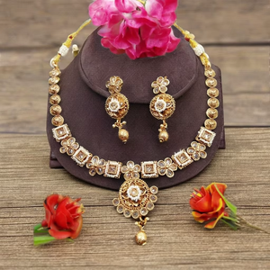 Conjunto de Collar y Pendientes Florales Kundan Chapados en Oro, con Incrustaciones de Bisel, Joyería Tradicional India para Bodas, Novias, Fiestas y Compromisos - Product Image 1