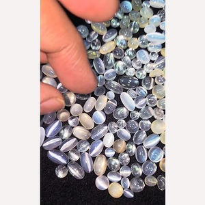 มูนสโตนธรรมชาติทรงแคทอาย 270 ชิ้น ขนาด 5 มม. ถึง 14 มม. รูปทรงวงรีและกลม คาโบชอง น้ำหนักรวม 391 กะรัต ขายส่ง Iroc คุณภาพดี อัญมณีคาโบชอง ราคา US$87 - Product Image 2