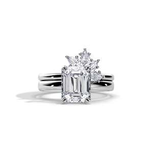 Bague de fiançailles en platine avec diamant taille émeraude et pierres latérales en forme de poire, certifiée IGI, style classique pour femme - Product Image 1