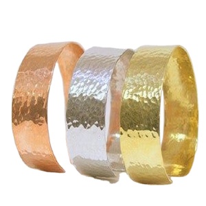 Pulsera de latón de alta calidad para mujer, brazalete de oro único, patrón de forma de amante a la moda, accesorio de moda para regalos - Product Image 3