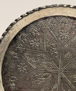 Best Selling Aluminium Metal Serving Plate Indian Embossed Design Centerprice Round Shape Charger Plate Hammered Engrave Plate - Product Image 6