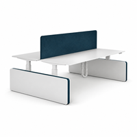 Bureau de travail rectangulaire moderne pour deux personnes, réglable en hauteur, en bois, avec dessus blanc, écran de confidentialité bleu foncé et gestion des câbles