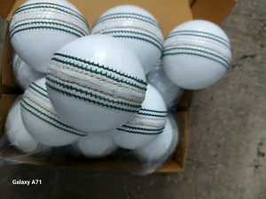 Balle de cricket en cuir blanc – Qualité professionnelle pour matchs – Balle de cricket blanche haut de gamme avec revêtement en cuir véritable – Vente en gros - Product Image 6