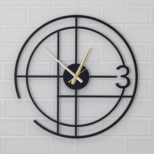 Horloge murale de luxe en métal noir et or de grande taille avec un design de cadran ouvert de style romain pour salon moderne - Product Image 6