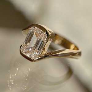 แหวนเพชรทรงเอเมอรัลด์ 3.02 กะรัต ดีไซน์ไขว้ สำหรับผู้หญิง ทองคำ 14K สีเหลือง ของขวัญขอแต่งงานสำหรับแฟนสาว - Product Image 3