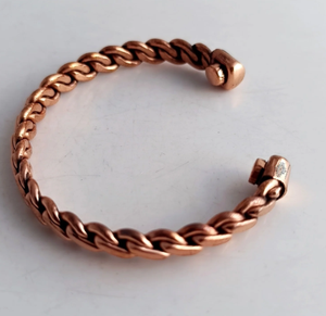 Bracelet en cuivre or rose à motif tressé entrelacé, bijou de luxe fait main, personnalisable, finition polie haute brillance - Product Image 1