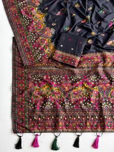 Sari en soie Dola Royal Rajwadi avec tissage cachemiri et pompons de créateur - Product Image 4