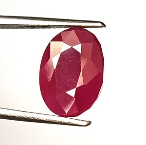 Pierre précieuse naturelle en rubis africain de 4,30 carats, taille ovale, facettée, non montée - Product Image 3