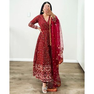 Ensemble haut, bas et dupatta pour soirée, taille XL, avec broderies et sequins. - Product Image 4