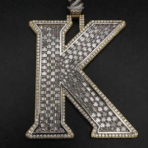 Lujosas Joyas Sensuales PW04: Colgante Letra K Iced Out con Moissanita Baguette VVS1 en Oro Blanco, Joyería Hip Hop Bling Ice - Product Image 2