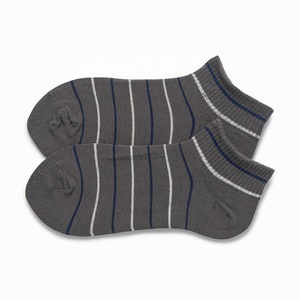 Chaussettes courtes rayées unisexes 65% coton 32% nylon 3% élasthanne respirantes pour hommes et femmes, idéales pour le quotidien et la vente en gros - Product Image 4