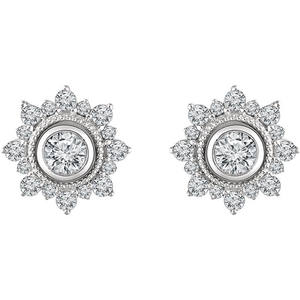 Boucles d'oreilles clous en or 18 carats avec diamants de laboratoire taille ronde et design lotus halo - Product Image 2