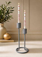 Ensemble de 2 porte-bougies en velours gris, conçu pour ajouter une touche luxueuse et sophistiquée à votre décoration intérieure