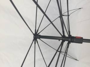 Parapluie de voiture inversé avec poignée de type C et armature à baleines - Product Image 3