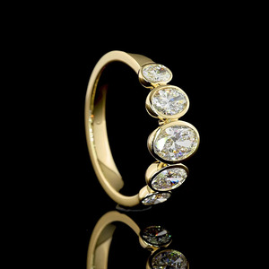 Bague de mariage et de fête tendance en or 10K 14K 18K et argent 925 935, plaquée rhodium, avec cinq diamants ovales de laboratoire sertis clos - Product Image 3