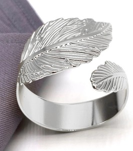 ที่ใส่ผ้าเช็ดปากลายใบไม้สีเงินขัดเงาสุดหรู ชุดเครื่องใช้บนโต๊ะอาหารสไตล์พฤกษศาสตร์ทันสมัย แหวนผ้าเช็ดปากลายขนนกสีเงินสุดเก๋ - Product Image 1
