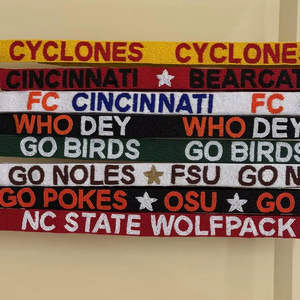 Sangle de sac/bandoulière tendance de luxe avec lettres brodées à la main en perles de rocaille, artisanat MS, couleur et forme personnalisables - Product Image 1