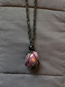 สร้อยคอหินโรโดไนต์สีชมพูทำมือ งานถักมาคราเม่ เชือกสีดำปรับได้ สไตล์โบโฮ เครื่องประดับคริสตัลบำบัด ของขวัญสำหรับผู้หญิง - Product Image 3