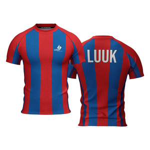 T-shirt de sport pour homme, col rond, manches courtes, rayures rouge et bleu, compression, impression par sublimation, séchage rapide, coupe classique. - Product Image 3