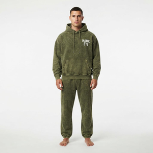 Conjunto Deportivo para Hombre al por Mayor, Oversize, Verde Oliva con Lavado Ácido, Sudadera con Hombros Caídos y Bolsillo Canguro, Pantalón Jogger a Juego con Cordón Ajustable - Product Image 4