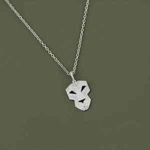 Colgante Geométrico de Diamante en Plata 925 con Baño de Rodio, Minimalista, Unisex, para Uso Diario, con Microincrustaciones y Corte Princesa - Product Image 1