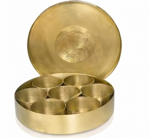 Boîte à épices ronde en laiton de qualité supérieure avec 6 compartiments et couvercle gravé pour le rangement en cuisine - Product Image 1