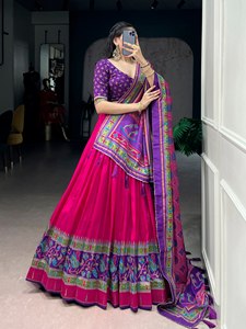 Conjunto de Lehenga Choli de Seda Artística para Mujer con Blusa Jacquard y Dupatta con Bordado Zari - Product Image 2