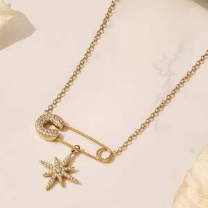 Nouveau design Collier épingle de sûreté avec pendentif étoile en zircon cubique en acier inoxydable plaqué or, vente en gros - Product Image 4
