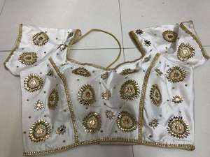 Collection Signature – Blouse Courte Rembourrée Entièrement Cousue avec Col Bateau et Manches Courtes, Tissée, pour Mariage Hivernal - Product Image 3