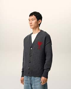 Cárdigan de Lana para Hombre, Color Gris Oscuro, Cuello en V, Logotipo de Corazón Bordado, Corte Regular, Estilo Preppy, Ropa de Otoño - Product Image 4