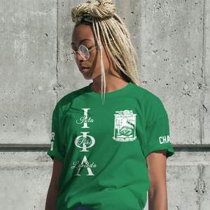 T-shirt col rond vert émeraude Iota Phi Lambda, impression personnalisée des lettres du chapitre, coupe unisexe pour femme, style décontracté d'inspiration grecque - Product Image 3