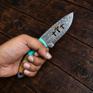 Cuchillo de caza estilo vaquero de 9 pulgadas de grado industrial con mango de madera con vetas azules turquesa, hoja de acero de Damasco y funda de cuero marrón OEM - Product Image 2