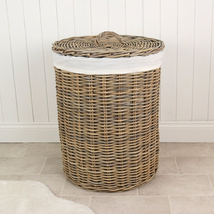 Panier à linge en rotin tressé à la main avec de robustes poignées et un motif chevron blanc décoratif, disponible à prix de gros. - Product Image 4