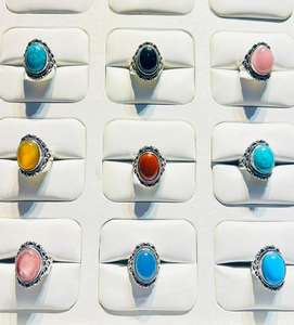 Bague unisexe tendance en laiton plaqué argent 925 avec pierres précieuses naturelles vintage : turquoise, pierre de soleil, quartz et calcédoine, sertie à griffes - Product Image 1